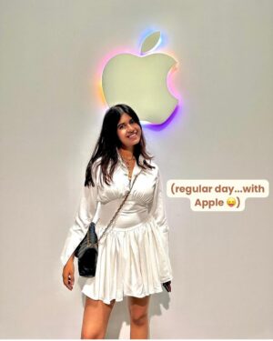 Sejal Kumar Instagram - iPhone 16E namaste 🙏🏼 

Witnessed crazy tech, innovation and elegance and gave it to my papa ❤️ thanks @apple as always 

#ShotoniPhone #AppleIntelligence #iPhone16E