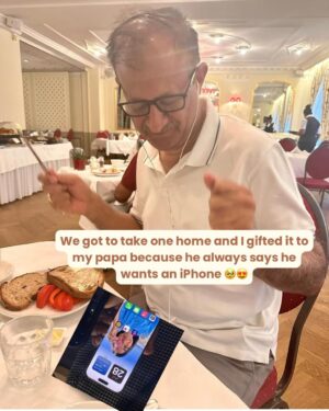 Sejal Kumar Instagram - iPhone 16E namaste 🙏🏼 

Witnessed crazy tech, innovation and elegance and gave it to my papa ❤️ thanks @apple as always 

#ShotoniPhone #AppleIntelligence #iPhone16E