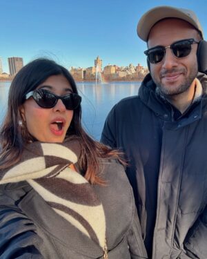 Sejal Kumar Instagram - quick stop at nyc! Spent the last few days going around here and prepping for the Finding Joy EP release! Stay tuned and get exciteddd for the Kahin Chale MV 🧩 

Black trench- @qua.clothing 
@vailanciaaa @thetrendby_aman