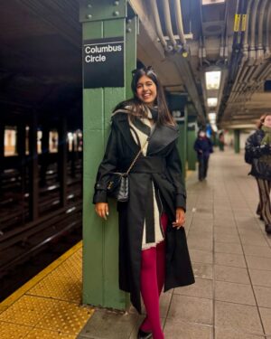 Sejal Kumar Instagram - quick stop at nyc! Spent the last few days going around here and prepping for the Finding Joy EP release! Stay tuned and get exciteddd for the Kahin Chale MV 🧩 

Black trench- @qua.clothing 
@vailanciaaa @thetrendby_aman