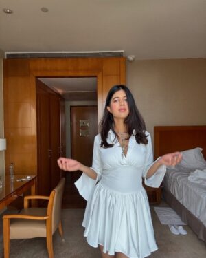 Sejal Kumar Instagram - mumbai work trip fashion moments 🧩💓 podcast ✅ panel ✅ apple event ✅ 

White and Blue Outfit @truffle_india
Gold Jewels  @amamajewels
Silver Neckpiece: @qisbyashmeet 
Styled by @vailanciaaa 
Style team @thetrendby_aman