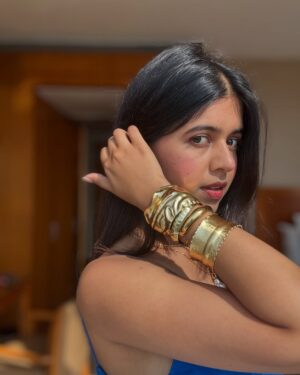 Sejal Kumar Instagram - mumbai work trip fashion moments 🧩💓 podcast ✅ panel ✅ apple event ✅ 

White and Blue Outfit @truffle_india
Gold Jewels  @amamajewels
Silver Neckpiece: @qisbyashmeet 
Styled by @vailanciaaa 
Style team @thetrendby_aman