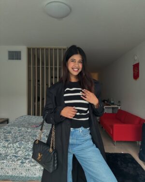 Sejal Kumar Instagram - quick stop at nyc! Spent the last few days going around here and prepping for the Finding Joy EP release! Stay tuned and get exciteddd for the Kahin Chale MV 🧩 

Black trench- @qua.clothing 
@vailanciaaa @thetrendby_aman