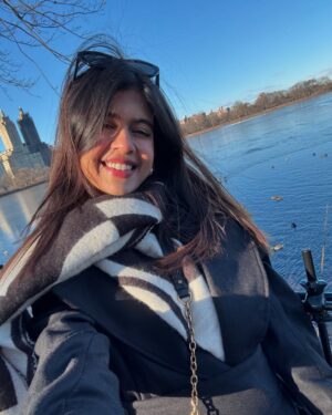 Sejal Kumar Instagram - quick stop at nyc! Spent the last few days going around here and prepping for the Finding Joy EP release! Stay tuned and get exciteddd for the Kahin Chale MV 🧩 

Black trench- @qua.clothing 
@vailanciaaa @thetrendby_aman