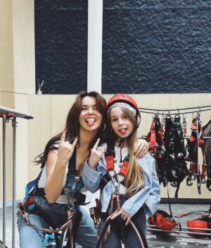 Seray Kaya Instagram - iyi ki doğdun oyun arkadaşım! 💘🌸👩🏻‍🎤🧃🪁
