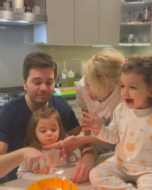 Seray Sever Instagram - Bugün en kıymetlilerimin doğum günü 🧿🙏❤️♾️canım annem ve biricik kocam❤️Hayatımın anlamları… Sizi seviyorum 🥰 Nice senelere sağlıkla mutlulukla huzurla sevgiyle hep beraber ♾️Rabbim ailemizi korusun 🤲şükürler olsun 🙏🧿♾️❤️ #ailem #family #kıymetlilerim #maşallah #bebeklerim #mytwins