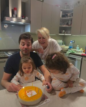Seray Sever Instagram - Bugün en kıymetlilerimin doğum günü 🧿🙏❤️♾️canım annem ve biricik kocam❤️Hayatımın anlamları… Sizi seviyorum 🥰 Nice senelere sağlıkla mutlulukla huzurla sevgiyle hep beraber ♾️Rabbim ailemizi korusun 🤲şükürler olsun 🙏🧿♾️❤️ #ailem #family #kıymetlilerim #maşallah #bebeklerim #mytwins
