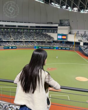 Serena Fang Instagram - 令人感動的比賽，四場都進場支持
不論輸贏跟著全場凝聚在ㄧ起⚾️🔥
我想這就是棒球的熱血魔力。
坐在看台上的我們只能給予球員支持跟鼓
曾經開球過的我都難忘站在投手丘的渺小感覺
更何況是如此高壓的賽事，真的很不容易呢！
贏的當下真的太開心

WBC經典賽資格賽
謝謝你們努力拿下勝利
辛苦了好好休息 
我也要好好的保養 
我的喉嚨🙂

有誰也喜歡棒球的嗎？😆

#前進東京 #teamtaiwan