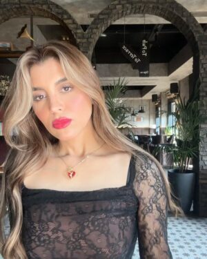 Shahad Salmman Instagram - هل عندك شك أنك أحلى وأغلى امرأة في الدنيا وأهم امرأة في دنيا ؟❤️‍🔥💫

Outfit @savana_ar @savana