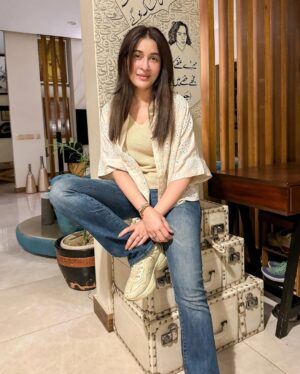Shaista Lodhi Instagram - وہ تو خوشبو ہے ہواؤں میں بکھر جائے گا 

مسئلہ پھول کا ہے پھول کدھر جائے گا۔ 

#ShaistaLodhi #ParveenShakir