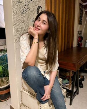 Shaista Lodhi Instagram - وہ تو خوشبو ہے ہواؤں میں بکھر جائے گا 

مسئلہ پھول کا ہے پھول کدھر جائے گا۔ 

#ShaistaLodhi #ParveenShakir