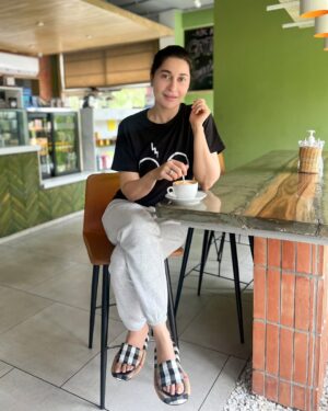 Shaista Lodhi Instagram - Sipping coffee and planning out all the things I’ve to do today: 
- Shop Yoga Matt and new dumbells 
- Meeting at @sheenbyshaistalodhi’s ofc
- Meeting with the @slaestheticsclinic’s creative team 
- Abba ky sath khana ❤️

What are your plans for today? 

#morningmotivation #ShaistaLodhi