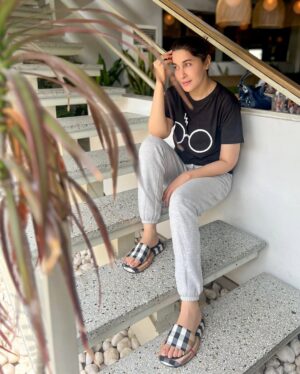 Shaista Lodhi Instagram - Sipping coffee and planning out all the things I’ve to do today: 
- Shop Yoga Matt and new dumbells 
- Meeting at @sheenbyshaistalodhi’s ofc
- Meeting with the @slaestheticsclinic’s creative team 
- Abba ky sath khana ❤️

What are your plans for today? 

#morningmotivation #ShaistaLodhi
