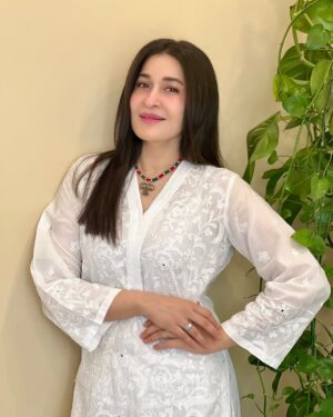 Shaista Lodhi Instagram - People say I wear white too much, but oh well! 🌸

P.S swipe to see me struggling with the flower 😝