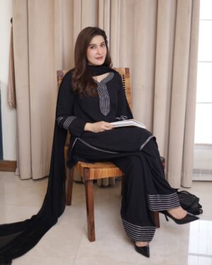 Shaista Lodhi Instagram - Nisa from Monochrome Collection. 

The collection includes embroidered pieces to printed designs, all crafted with meticulous attention to detail and high-quality.

www.sheenbyshaistalodhi.com 

#SheenByShaistaLodhi #ShaistaLodhi #ReadyToWear #Pakistan #SheenMonochrome