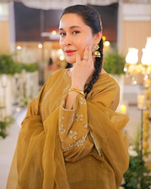 Shaista Lodhi Instagram - Wearing @sheenbyshaistalodhi at wedding reception.

📷 @black_ink_studio_ 

#ShaistaLodhi