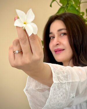 Shaista Lodhi Instagram - People say I wear white too much, but oh well! 🌸

P.S swipe to see me struggling with the flower 😝