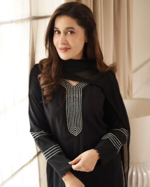 Shaista Lodhi Instagram - Nisa from Monochrome Collection. 

The collection includes embroidered pieces to printed designs, all crafted with meticulous attention to detail and high-quality.

www.sheenbyshaistalodhi.com 

#SheenByShaistaLodhi #ShaistaLodhi #ReadyToWear #Pakistan #SheenMonochrome