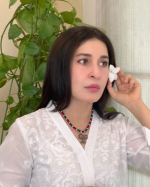 Shaista Lodhi Instagram - People say I wear white too much, but oh well! 🌸

P.S swipe to see me struggling with the flower 😝