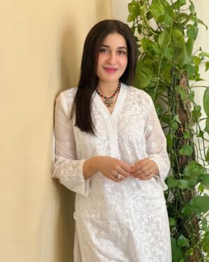 Shaista Lodhi Instagram - People say I wear white too much, but oh well! 🌸

P.S swipe to see me struggling with the flower 😝