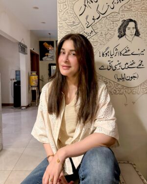 Shaista Lodhi Instagram - وہ تو خوشبو ہے ہواؤں میں بکھر جائے گا 

مسئلہ پھول کا ہے پھول کدھر جائے گا۔ 

#ShaistaLodhi #ParveenShakir