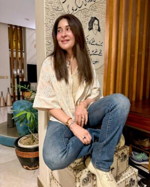 Shaista Lodhi Instagram - وہ تو خوشبو ہے ہواؤں میں بکھر جائے گا 

مسئلہ پھول کا ہے پھول کدھر جائے گا۔ 

#ShaistaLodhi #ParveenShakir
