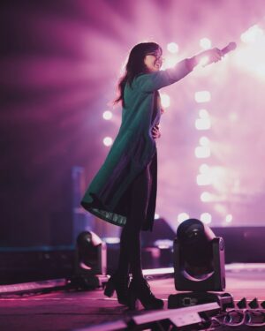 Shakthisree Gopalan Instagram - My fav part is when everyone sings together :) 
We might be completely different human beings living completely different lives - but all our differences fade away and dissolve under the magic of a simple melody so powerful that it brings us all together for that moment in time and we all sing along ♥️ music is indeed magic ✨

From our gig at @vibrancevitchennai 🫶

📷 : @irshad_pklr_ @bayanuzzaman @_basigraphy 

#shakthisreegopalanlive #vitchrnnai #feb2025