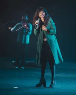 Shakthisree Gopalan Instagram - My fav part is when everyone sings together :) 
We might be completely different human beings living completely different lives - but all our differences fade away and dissolve under the magic of a simple melody so powerful that it brings us all together for that moment in time and we all sing along ♥️ music is indeed magic ✨

From our gig at @vibrancevitchennai 🫶

📷 : @irshad_pklr_ @bayanuzzaman @_basigraphy 

#shakthisreegopalanlive #vitchrnnai #feb2025