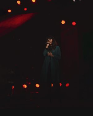 Shakthisree Gopalan Instagram - My fav part is when everyone sings together :) 
We might be completely different human beings living completely different lives - but all our differences fade away and dissolve under the magic of a simple melody so powerful that it brings us all together for that moment in time and we all sing along ♥️ music is indeed magic ✨

From our gig at @vibrancevitchennai 🫶

📷 : @irshad_pklr_ @bayanuzzaman @_basigraphy 

#shakthisreegopalanlive #vitchrnnai #feb2025