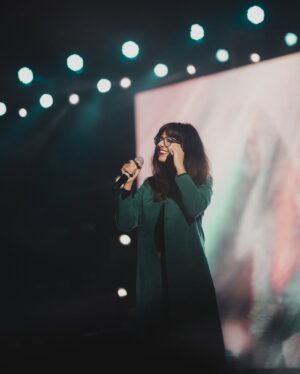 Shakthisree Gopalan Instagram - My fav part is when everyone sings together :) 
We might be completely different human beings living completely different lives - but all our differences fade away and dissolve under the magic of a simple melody so powerful that it brings us all together for that moment in time and we all sing along ♥️ music is indeed magic ✨

From our gig at @vibrancevitchennai 🫶

📷 : @irshad_pklr_ @bayanuzzaman @_basigraphy 

#shakthisreegopalanlive #vitchrnnai #feb2025