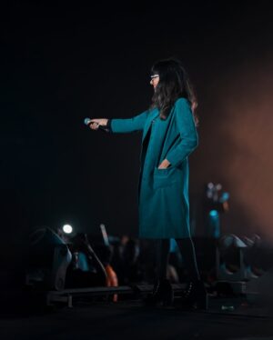 Shakthisree Gopalan Instagram - My fav part is when everyone sings together :) 
We might be completely different human beings living completely different lives - but all our differences fade away and dissolve under the magic of a simple melody so powerful that it brings us all together for that moment in time and we all sing along ♥️ music is indeed magic ✨

From our gig at @vibrancevitchennai 🫶

📷 : @irshad_pklr_ @bayanuzzaman @_basigraphy 

#shakthisreegopalanlive #vitchrnnai #feb2025