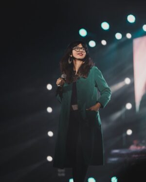 Shakthisree Gopalan Instagram - My fav part is when everyone sings together :) 
We might be completely different human beings living completely different lives - but all our differences fade away and dissolve under the magic of a simple melody so powerful that it brings us all together for that moment in time and we all sing along ♥️ music is indeed magic ✨

From our gig at @vibrancevitchennai 🫶

📷 : @irshad_pklr_ @bayanuzzaman @_basigraphy 

#shakthisreegopalanlive #vitchrnnai #feb2025
