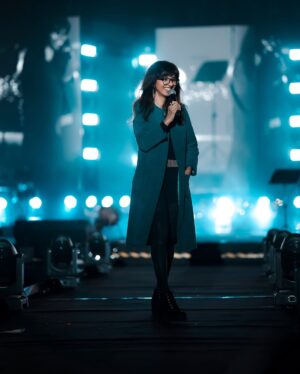 Shakthisree Gopalan Instagram - My fav part is when everyone sings together :) 
We might be completely different human beings living completely different lives - but all our differences fade away and dissolve under the magic of a simple melody so powerful that it brings us all together for that moment in time and we all sing along ♥️ music is indeed magic ✨

From our gig at @vibrancevitchennai 🫶

📷 : @irshad_pklr_ @bayanuzzaman @_basigraphy 

#shakthisreegopalanlive #vitchrnnai #feb2025