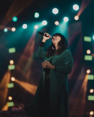 Shakthisree Gopalan Instagram - My fav part is when everyone sings together :) 
We might be completely different human beings living completely different lives - but all our differences fade away and dissolve under the magic of a simple melody so powerful that it brings us all together for that moment in time and we all sing along ♥️ music is indeed magic ✨

From our gig at @vibrancevitchennai 🫶

📷 : @irshad_pklr_ @bayanuzzaman @_basigraphy 

#shakthisreegopalanlive #vitchrnnai #feb2025