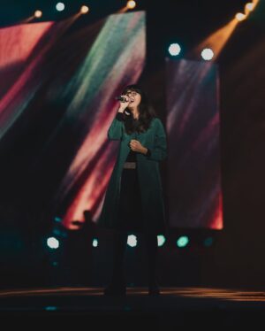 Shakthisree Gopalan Instagram - My fav part is when everyone sings together :) 
We might be completely different human beings living completely different lives - but all our differences fade away and dissolve under the magic of a simple melody so powerful that it brings us all together for that moment in time and we all sing along ♥️ music is indeed magic ✨

From our gig at @vibrancevitchennai 🫶

📷 : @irshad_pklr_ @bayanuzzaman @_basigraphy 

#shakthisreegopalanlive #vitchrnnai #feb2025