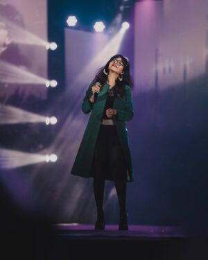 Shakthisree Gopalan Instagram - My fav part is when everyone sings together :) 
We might be completely different human beings living completely different lives - but all our differences fade away and dissolve under the magic of a simple melody so powerful that it brings us all together for that moment in time and we all sing along ♥️ music is indeed magic ✨

From our gig at @vibrancevitchennai 🫶

📷 : @irshad_pklr_ @bayanuzzaman @_basigraphy 

#shakthisreegopalanlive #vitchrnnai #feb2025