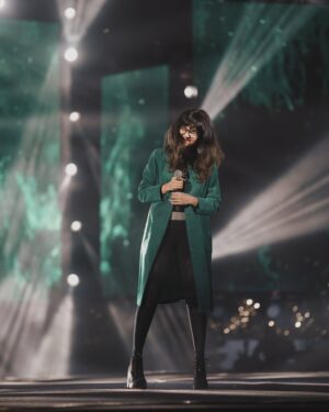 Shakthisree Gopalan Instagram - My fav part is when everyone sings together :) 
We might be completely different human beings living completely different lives - but all our differences fade away and dissolve under the magic of a simple melody so powerful that it brings us all together for that moment in time and we all sing along ♥️ music is indeed magic ✨

From our gig at @vibrancevitchennai 🫶

📷 : @irshad_pklr_ @bayanuzzaman @_basigraphy 

#shakthisreegopalanlive #vitchrnnai #feb2025