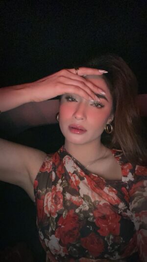 Shameen Khan Instagram - The best is yet to come 💫🎶

#thatsmygirl #beauty #girls #instagram #beautyaddict #shameenkhan #fyp #uae #life #showlove #nohate