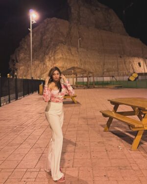 Shameen Khan Instagram - Bora Bora means ?? 
.
.
.
.
#apdhillon #apdillon #dubai🇦🇪 #jabalhafeet #mountians #dubaimountains #hills #winters #uae #newyears