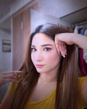 Shameen Khan Instagram - بڑے نادان ہو میرے لیے گلاب لائے ہو 
کے ہم سے ہی بہاروں کا یہاں موسم ساور تا ہے
🤭🎧