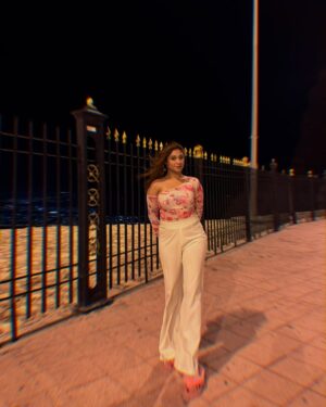 Shameen Khan Instagram - Bora Bora means ?? 
.
.
.
.
#apdhillon #apdillon #dubai🇦🇪 #jabalhafeet #mountians #dubaimountains #hills #winters #uae #newyears