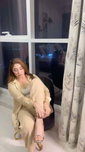 Shameen Khan Instagram - Just a random drop! 
.
.
.
.
#tutorial #getreadywithme #outandabout #dxb #gold #trendingreels #lovequotes #Ss #loveisintheair #dubai🇦🇪 #styleoftheday #dressup #makeuptutorial #makeupideas #hairfashion