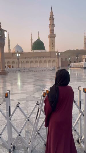 Shameen Khan Instagram - To my amazing fans, my family, and everyone observing, may your prayers be answered, your hearts be at peace, and your souls be illuminated with divine light. Let’s embrace this sacred journey together. ✨ Ramzan Mubarak 🥹💞

#ramazan #ramadan2025 #madina #roza #prayers #fasting #ramzankareem #saudia #madinah #saudiarabia #ramazanmubarak