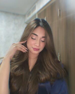 Shameen Khan Instagram - Can’t hear negativity over the volume of my hair 💁🏼‍♀️

#hair #gooddaylady #uae #lifequotes #fyp #hairstyles #girls #instagram #instamood