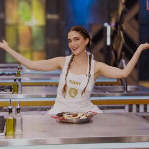 Shany Nadan Instagram - ¡Estamos en el top 6! 🔥

Subimos al balcón con “Antes muerta que sencilla”, un fideuá nacido de la creatividad, la recursividad y la pasión por hacer que cada ingrediente cuente. La cocina me ha enseñado que no se trata de lo que tienes, sino de cómo lo usas.

45 minutos, pocos ingredientes y muchas ganas… y aquí estamos. ¡Seguimos en la lucha! 💪🏼✨

Estén atentos que pronto les subiré receta de esta delicia 🤤