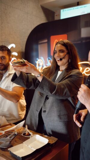 Shany Nadan Instagram - Al fin! Probamos la Máster Provolone de Jorge Rausch en @mcdonalds_ecu . Una noche llena de sabor, diversión y buena compañía 🙌✨ ¡No te pierdas esta increíble hamburguesa de la Signature Collection, con papas crujientes y un McFlurry 3 leches! DIGNA DE CACHETITO 🍔🍟🍦@jorge.rausch