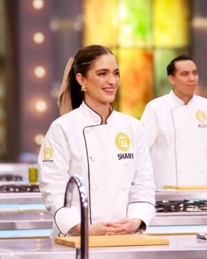 Shany Nadan Instagram - ¡Somos el Top 8! 💪🏼🙌✨

Recibir esta filipina es más que un uniforme, es un símbolo de todo el esfuerzo, las trasnochadas, las horas de práctica y el crecimiento en este camino han valido la pena. Para mí, era uno de mis mayores sueños, y hoy lo llevo con orgullo. 

Cuando me propusieron este proyecto, yo no sabía nada, o casi nada, de cocina.Pero lo asumí como asumo todo en mi vida: con esfuerzo, perseverancia y disciplina.No fue fácil. Fueron horas de práctica, trasnochadas, frustraciones y aprendizajes. Pero hoy, verme con esta filipina es el recordatorio más grande de que cualquier cosa es posible, siempre y cuando la trabajes.

La cocina, como la vida, premia la disciplina y la perseverancia. No se trata solo de talento, sino de trabajo duro, de aprender de los errores, de caerse y volver a levantarse. Disciplina mata talento. Y cuando confías en ti y te entregas al proceso, los sueños dejan de ser solo sueños y se convierten en realidad. 

Felicidades a mis compañeros, porque cada uno ha dejado el alma en este desafío. Hemos reído, hemos sufrido, pero sobre todo, hemos crecido juntos. 

¡A seguir dando lo mejor!