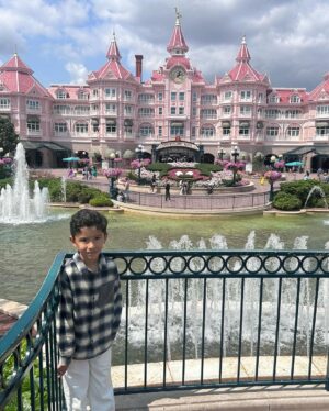 Sharmila Faruqui Instagram - In the world of fantasy and dreams - EuroDisney - always keep dreaming 🎉 magic is everywhere
