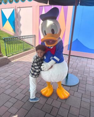 Sharmila Faruqui Instagram - In the world of fantasy and dreams - EuroDisney - always keep dreaming 🎉 magic is everywhere