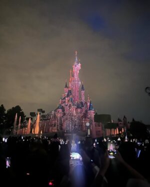 Sharmila Faruqui Instagram - In the world of fantasy and dreams - EuroDisney - always keep dreaming 🎉 magic is everywhere